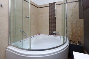 Combined shower/bathtub, hair dryer, bidet, towels - Starry Night - Extra big bed, big bathtub, private parking, sea view, 2 rooms (Pobri)