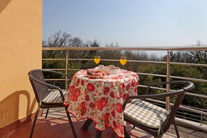 Outdoor dining - Starry Night - Extra big bed, big bathtub, private parking, sea view, 2 rooms (Pobri)