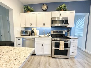 Refrigerador, microondas, horno y parrilla de estufa 