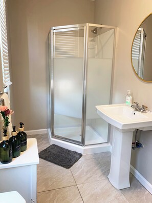 Dusche, Handtücher, Seife, Shampoo