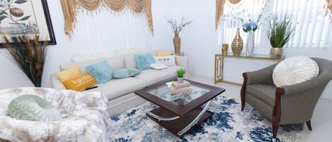 Una Smart TV, una pantalla de ordenador, una impresora