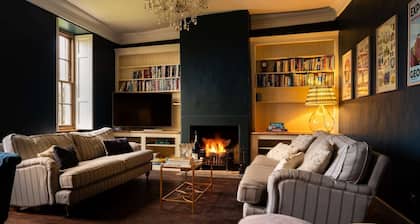 Beautiful 7 bedroom house with hottub, wifi and parking near Bath/Wells/Frome