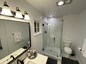 Badewanne, Haartrockner, Handtücher, Seife