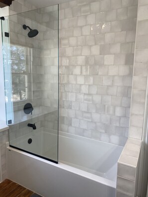 Badewanne, Haartrockner, Handtücher, Seife