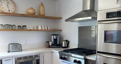 Private modern barn custom home, mini golf, ping pong.sleeps 16. Best location.