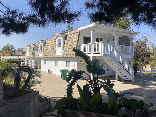 Private modern barn custom home, mini golf, ping pong.sleeps 16. Best location. 