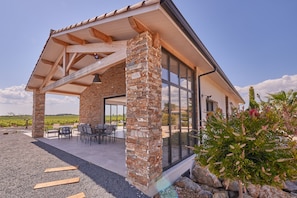 Outdoor dining - Villa with exceptional 4-star certified viewSPA and heated infinity pool (Servian)