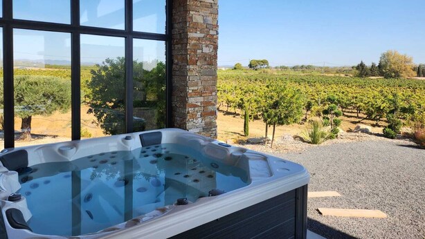 A hot tub with a vineyard view. - Villa with exceptional 4-star certified viewSPA and heated infinity pool (Servian)