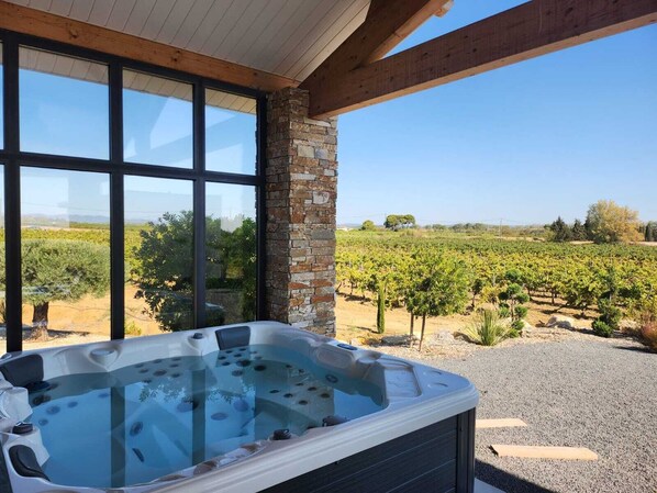 Indoor spa tub - Villa with exceptional 4-star certified viewSPA and heated infinity pool (Servian)