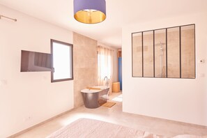 Combined shower/tub, hair dryer, soap, toilet paper