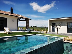 Outdoor pool - Villa with exceptional 4-star certified viewSPA and heated infinity pool (Servian)