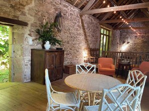 Outdoor dining - 16th century Najac farmhouse (Mazerolles, Najac)