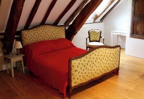 5 bedrooms, desk, iron/ironing board, travel cot - 16th century Najac farmhouse (Mazerolles, Najac)