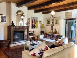 Televisor intel·ligent, llar de foc i taula de tennis de taula 