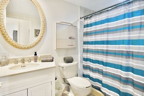 Kombination af bruser/badekar, hårtørrer, håndklæder, Toiletpapir