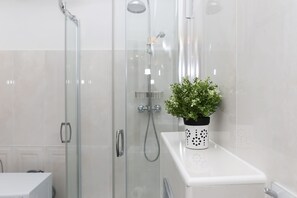 Appartement | Salle de bain | Baignoire et douche séparées, serviettes fournies, savon, shampooing