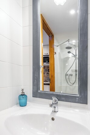 Studio | Bathroom