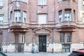 Vista frontal de la propiedad