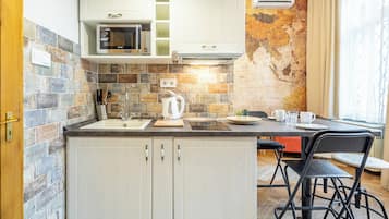 Refrigerador con freezer, microondas, placa de cocina, cafetera expreso