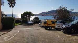 Un’area di parcheggio con vista sul mare e sulle colline.