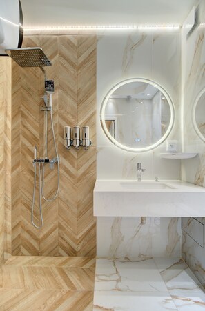 Luxury Apartment, 2 Bedrooms, Sea View, Beachfront | Bathroom
