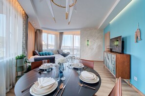 Luxe appartement, 2 slaapkamers, uitzicht op zee, aan het strand | Woonruimte | Een 45-inch ledtelevisie met digitale zenders en een televisie