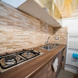 Kühlschrank, Ofen, Herdplatte, Wasserkocher