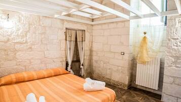 1 Schlafzimmer, Schreibtisch, schallisolierte Zimmer