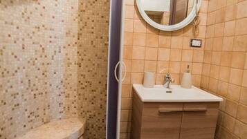 Dusche, kostenlose Toilettenartikel, Haartrockner, Bademäntel