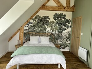 4 bedrooms, desk, iron/ironing board, travel cot