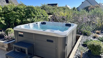 Tina de hidromasaje al aire libre