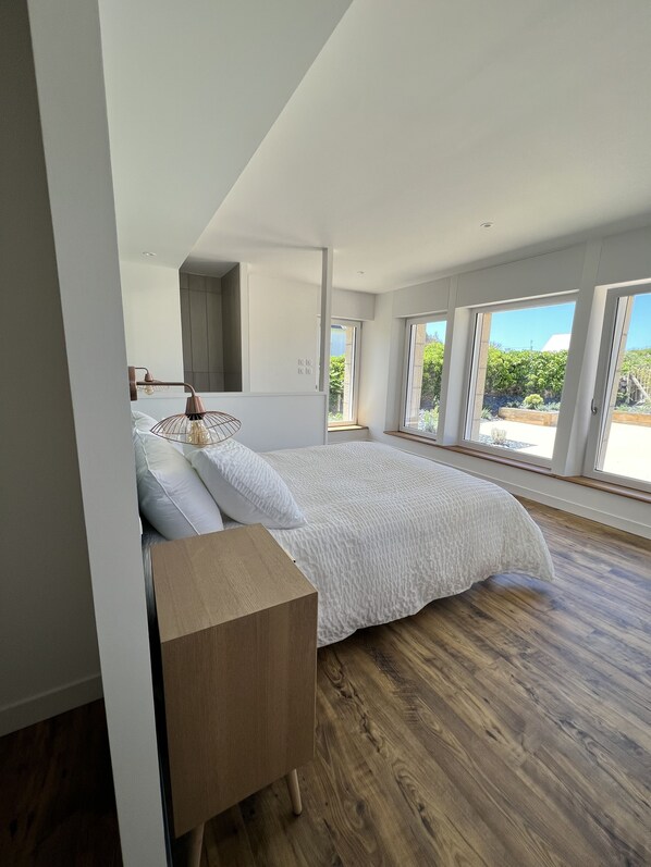 4 bedrooms, desk, iron/ironing board, travel cot