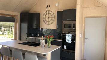 Køleskab, mikrobølgeovn, ovn, kogeplade