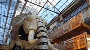 A large elephant sculpture inside a building with a glass ceiling and wooden structures. - Charming Cottage near River & Park, 10km from Nantes, Free Parking, WiFi, Baby-Friendly (Vertou)