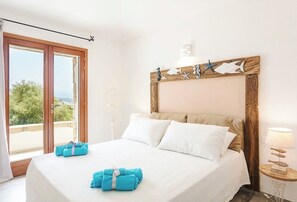 4 bedrooms, travel cot, WiFi - Art Villa, private pool, sea view, large garden (SAN TEODORO)