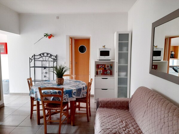 Interior - Charming T2 in Arcachon: Near Center, Beach, Parking, Terrace, and Activities! (Arcachon)