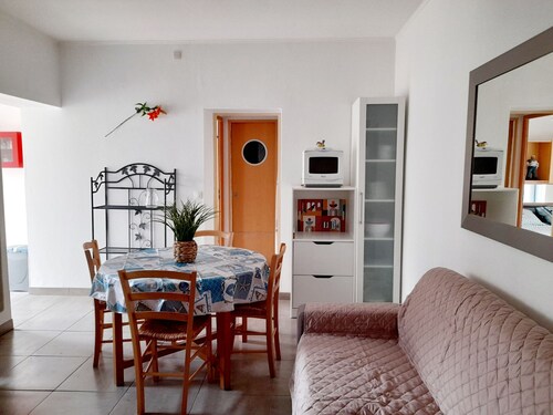 Charming T2 in Arcachon: Near Center, Beach, Parking, Terrace, and Activities!