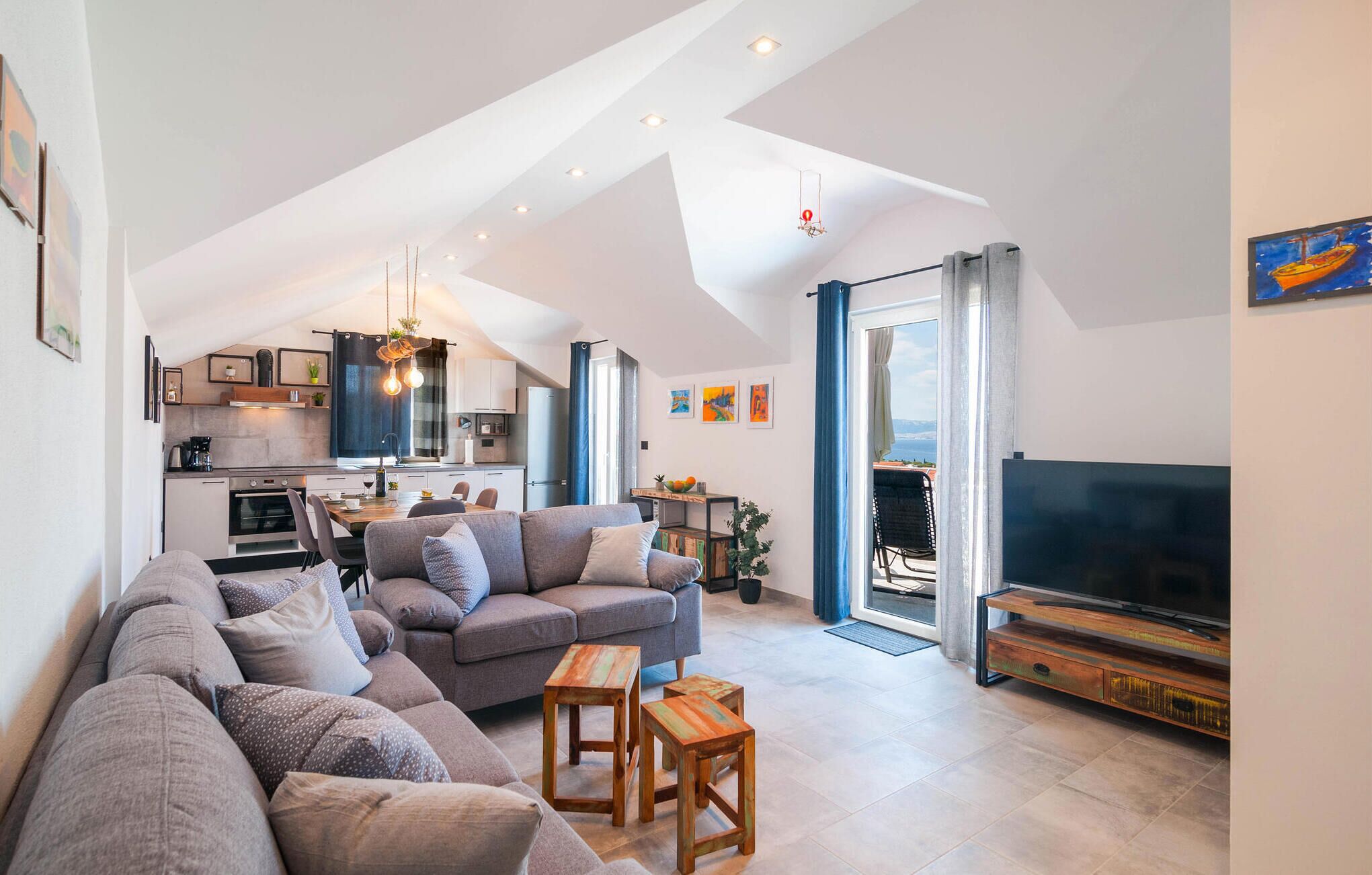 Um apartamento loft moderno com cozinha, sala de jantar e sala de estar.