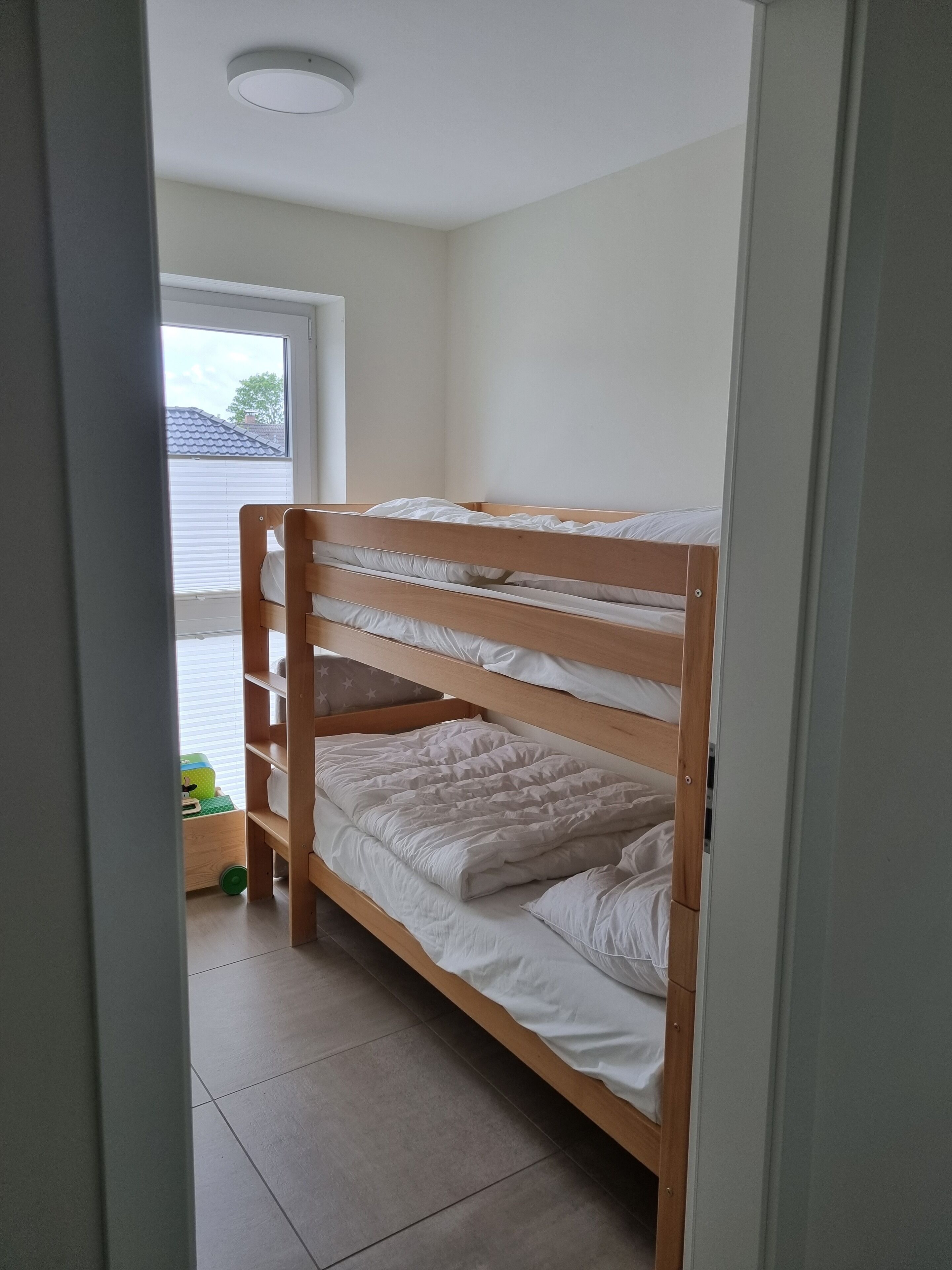3 habitaciones, escritorio y tabla de planchar con plancha 