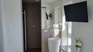 3 Schlafzimmer, Schreibtisch, Bügeleisen/Bügelbrett, Reisekinderbett