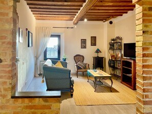 Una Smart TV, libros, un reproductor estéreo