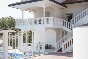 Exterior - ROME - Spacious apartment in villa with pool and barbecue, 1km from the sea (Riccio)