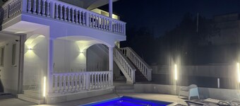 ROME - Spacious apartment in villa with pool and barbecue, 1km from the sea