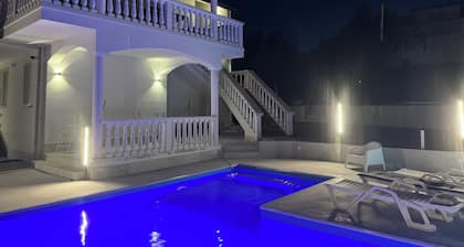 ROM - Großzügige Wohnung in Villa mit Pool und Grill, 1km vom Meer entfernt