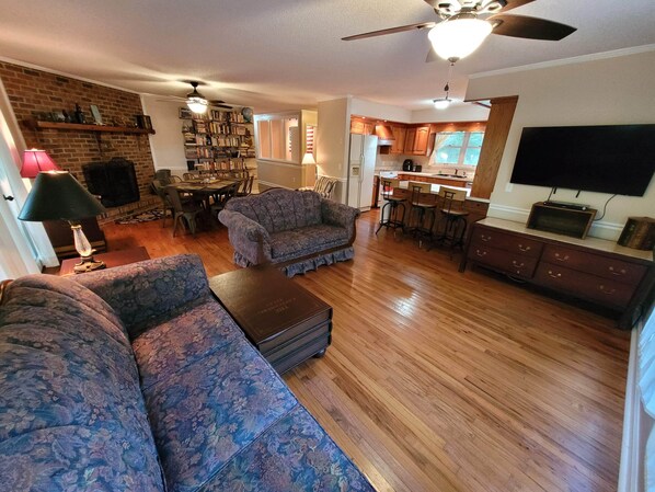 TV connectée, cheminée, livres