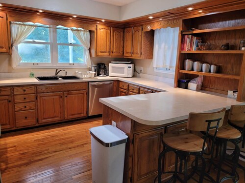 Riverside Getaway - Enjoy Quiet Life Right on the Duck River