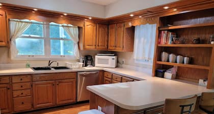 Riverside Getaway - Enjoy Quiet Life Right on the Duck River