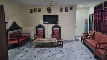 Apartemen | Ruang keluarga | Televisi 30-inci dengan saluran TV digital