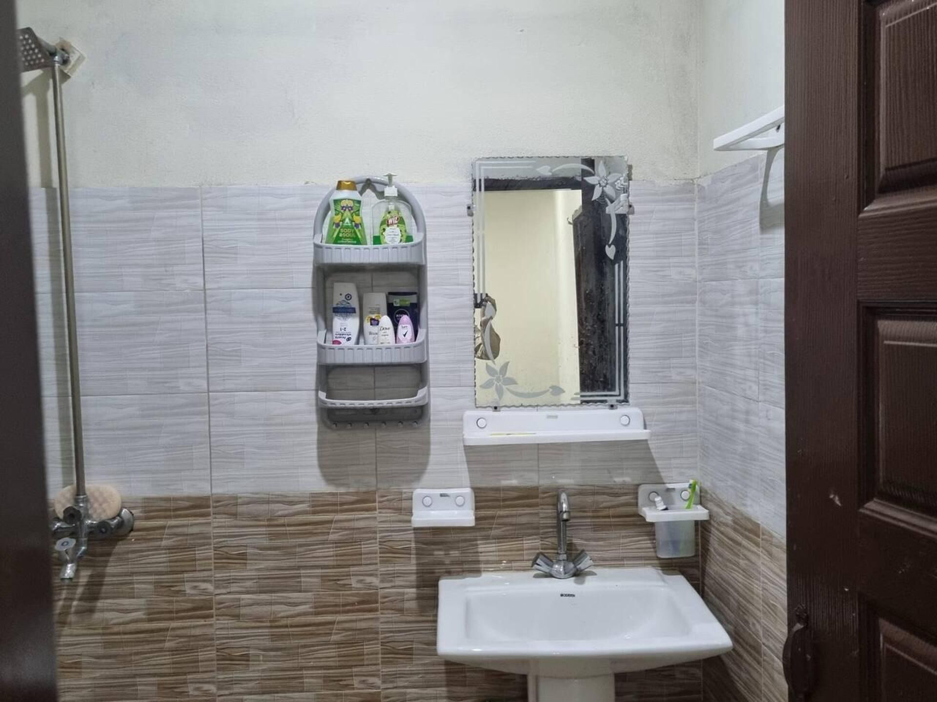 Apartment | Bathroom | Shower, hair dryer, towels, shampoo