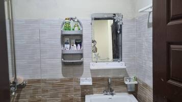 Apartment | Bathroom | Shower, hair dryer, towels, shampoo